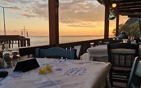 Paralia Hotel & Taverna